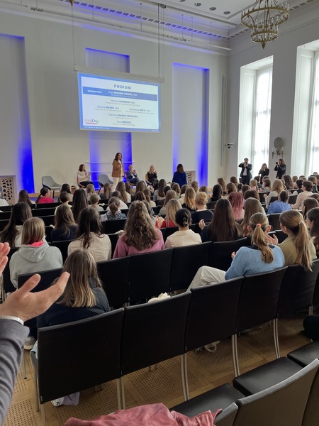 Auf Einladung von MdL Barbara Becker erlebten sechs Sch&uuml;lerinnen aus dem Landkreis Kitzingen-Gerolzhofen einen spannenden Tag im Bayerischen Landtag. Neben Ausschussbesuchen und Diskussionen mit Abgeordneten sammelten sie wertvolle Eindr&uuml;cke &ndash; und viel Motivation.<br />
Beckers Botschaft: &bdquo;Unterst&uuml;tzt euch &ndash; gemeinsam k&ouml;nnt ihr die Welt ver&auml;ndern.&ldquo;