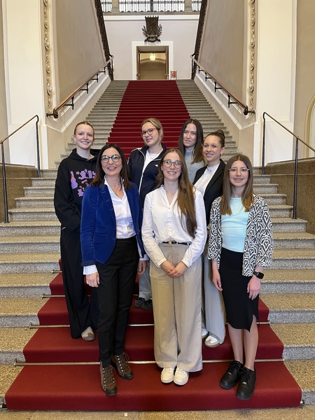 Auf Einladung von MdL Barbara Becker erlebten sechs Sch&uuml;lerinnen aus dem Landkreis Kitzingen-Gerolzhofen einen spannenden Tag im Bayerischen Landtag. Neben Ausschussbesuchen und Diskussionen mit Abgeordneten sammelten sie wertvolle Eindr&uuml;cke &ndash; und viel Motivation.<br />
Beckers Botschaft: &bdquo;Unterst&uuml;tzt euch &ndash; gemeinsam k&ouml;nnt ihr die Welt ver&auml;ndern.&ldquo;