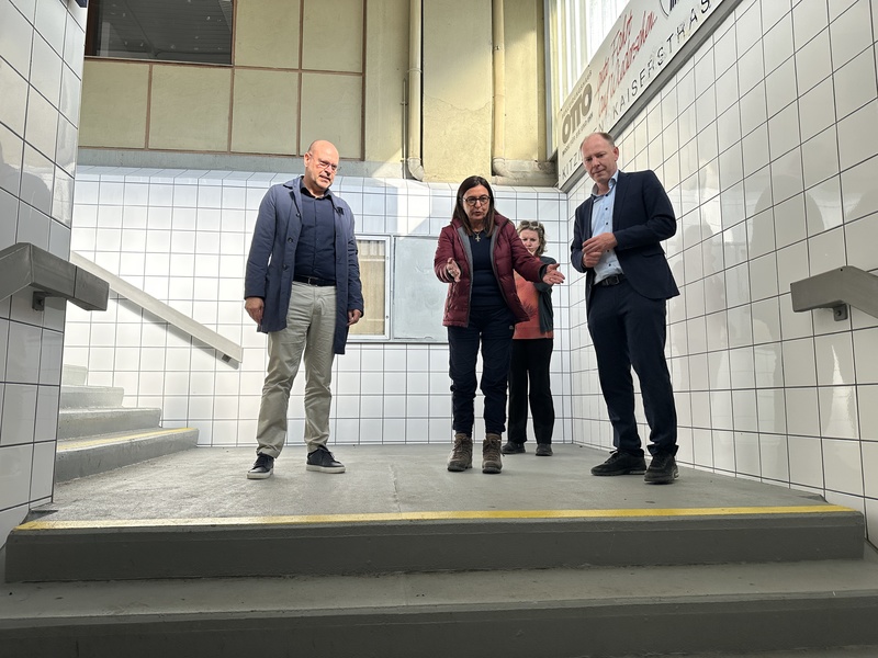 In der Bahnhofsunterführung von Kitzingen: Oberbürgermeister Stefan Güntner (r.), Barbara Becker (Mitte) und Johannes Spielmann, Vorstand der Blindeninstitutsstiftung (l.), machen deutlich, dass Barrierefreiheit mehr ist als ein Aufzug  sie bedeutet Orientierung, Sicherheit und Würde für alle.