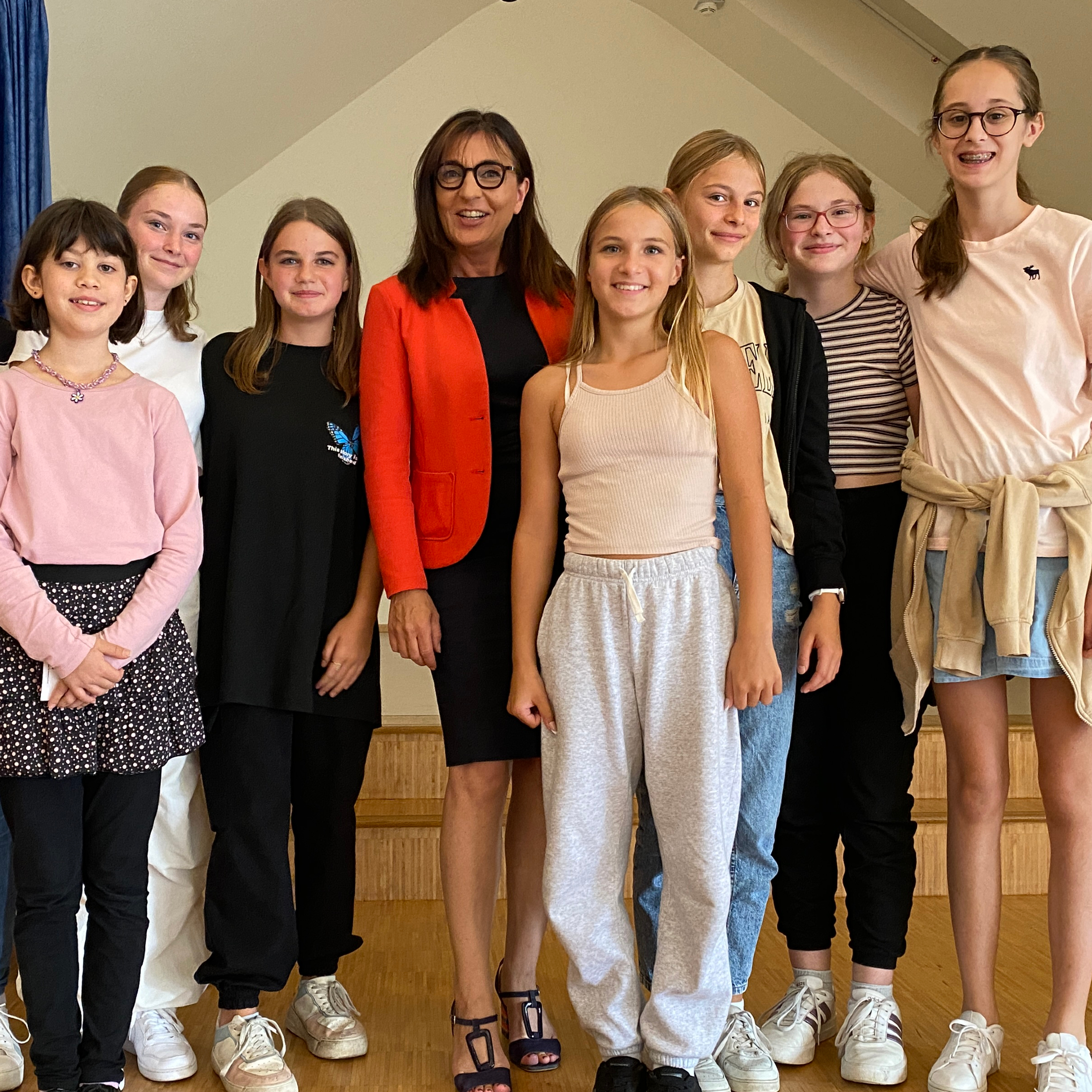 Schülerinnen der Mädchenrealschule Volkach mit MdL Barbara Becker